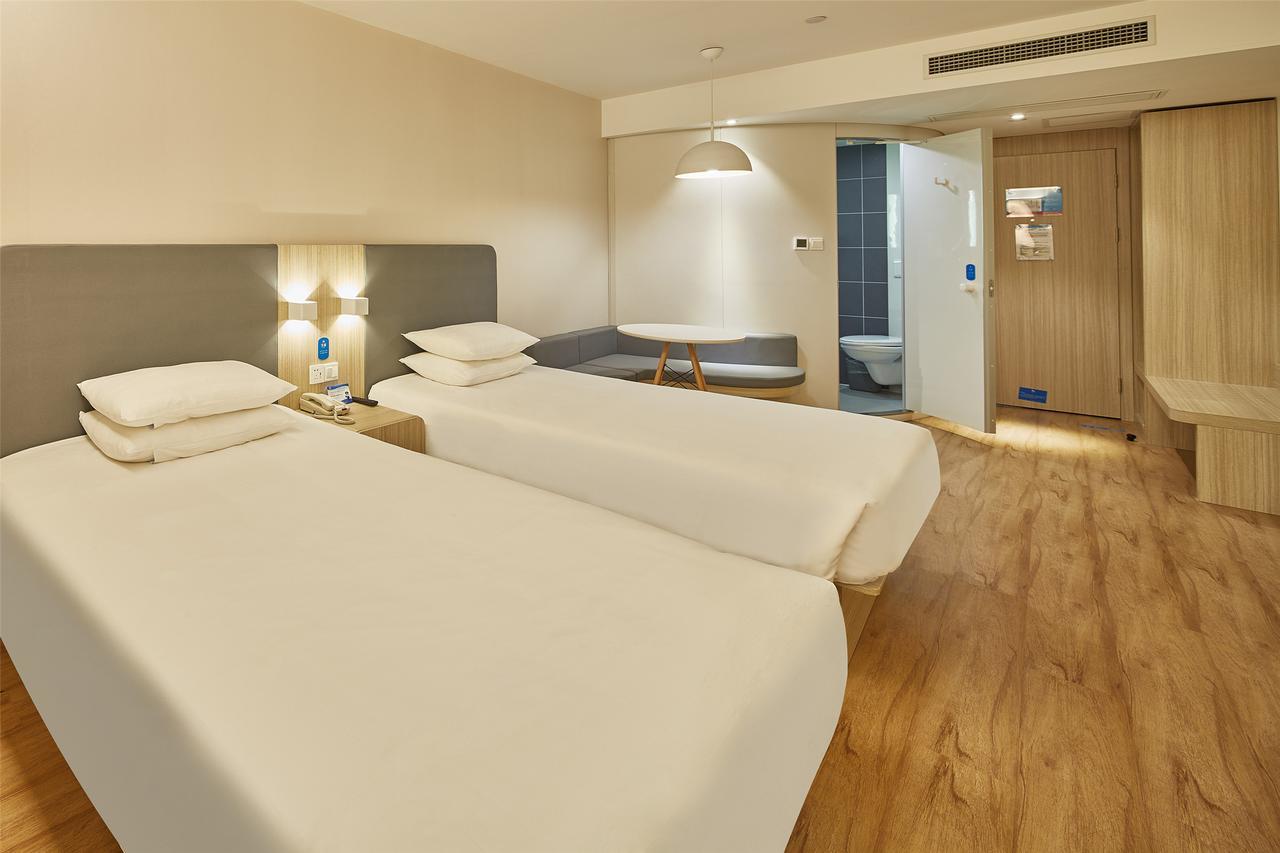 Hotel Hanting Express Changxing Island Phoenix Town 2*